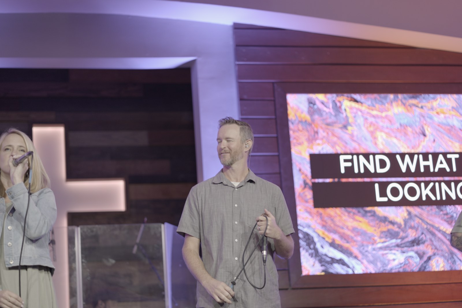 Worship leaders at Agoura Bible Fellowship lit clearly in front of an LED screen